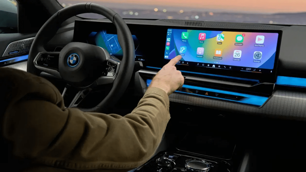 Plug-and-Play-Kabelbaum, der für die Apple CarPlay installation verwendet wird.