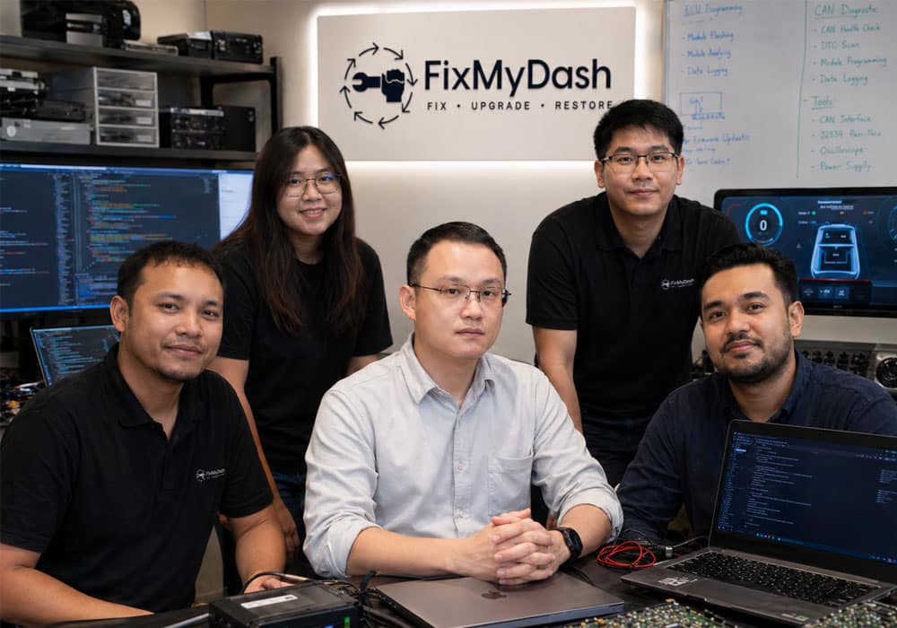 FixMyDash équipe d’assistance logicielle à distance pour véhicule travaillant dans un studio de réparation de logiciels automobiles